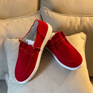 Hey Dude Style Women’s Comfortable Red Corduroy Lightweight Loafers. 9.5 NWOT